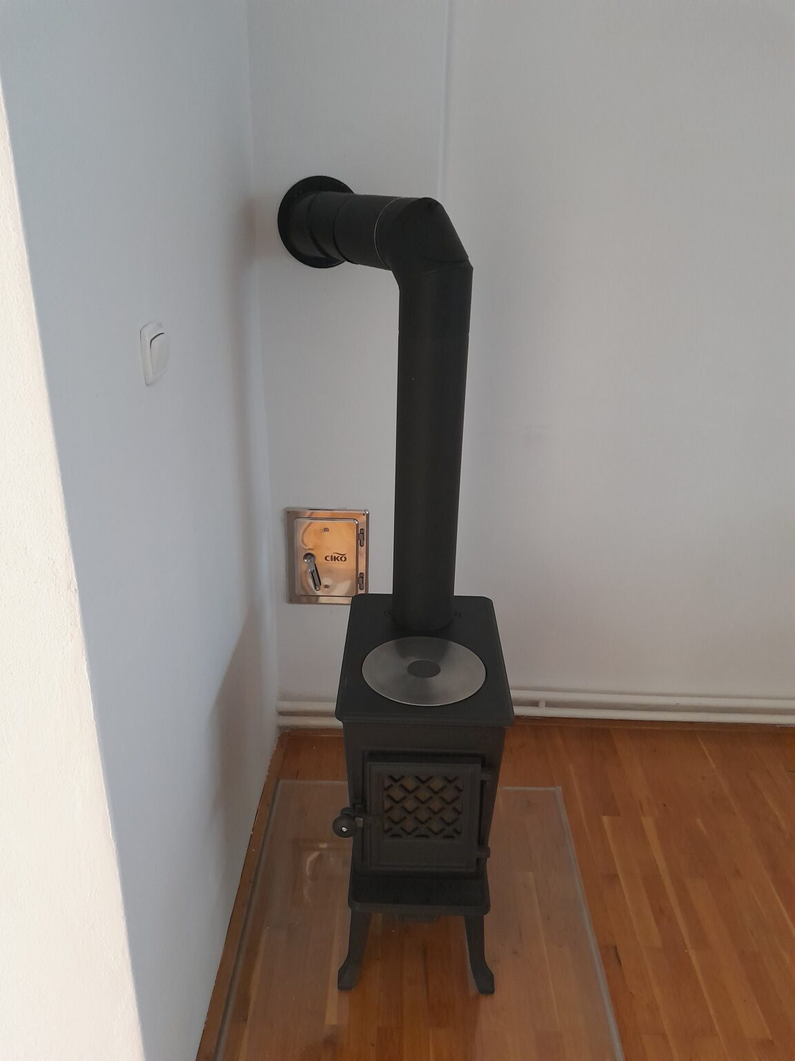 Frézování, vložkování komínu a dopojení kamen Jotul Semily