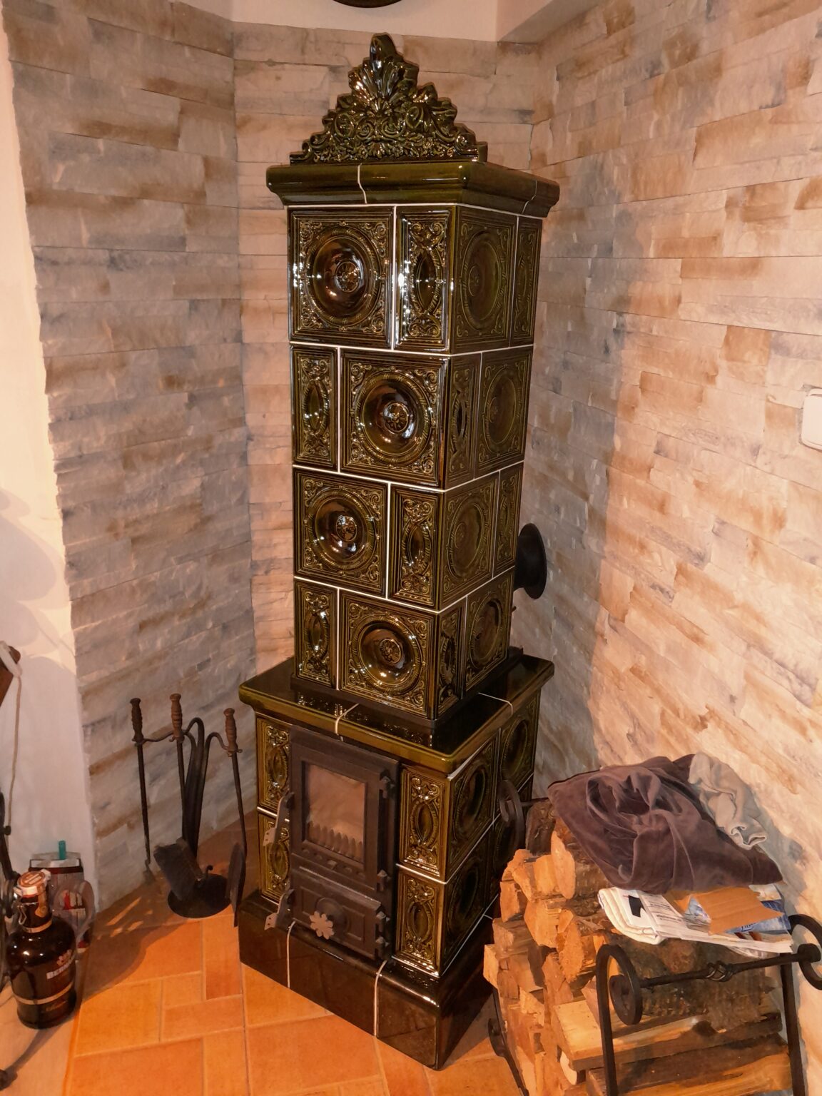 vložkování komína k těmto krásným kachlovým kamnům