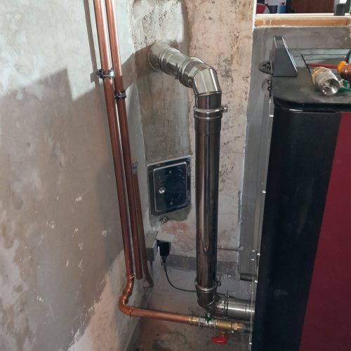 Frézování a vložkování komínu a dopojení kouřovodu krbových kamen na peletyn s teplovodním výměníkem